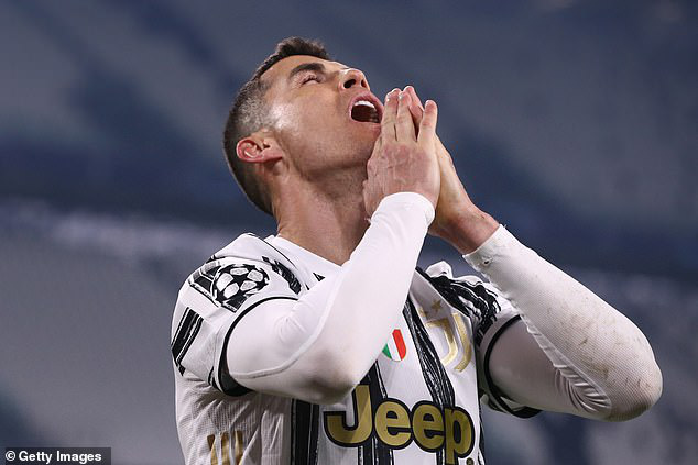 Ronaldo mờ nhạt ở 2 lượt trận gặp Porto.