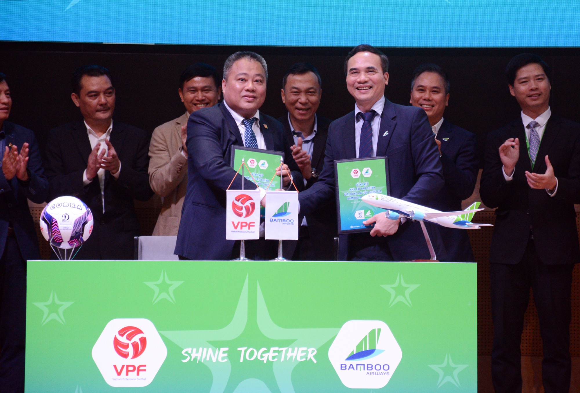 Ông Nguyễn Minh Ngọc - Tổng Giám đốc VPF ký kết với nhà tài trợ Cúp QG Bamboo Airways 2021. Ảnh: Thu Hà