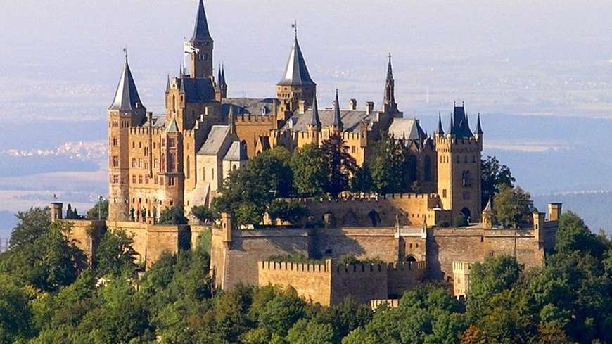 Tại sao giới nhà giàu Trung Quốc để mắt đến các lâu đài châu Âu? - Ảnh 1.