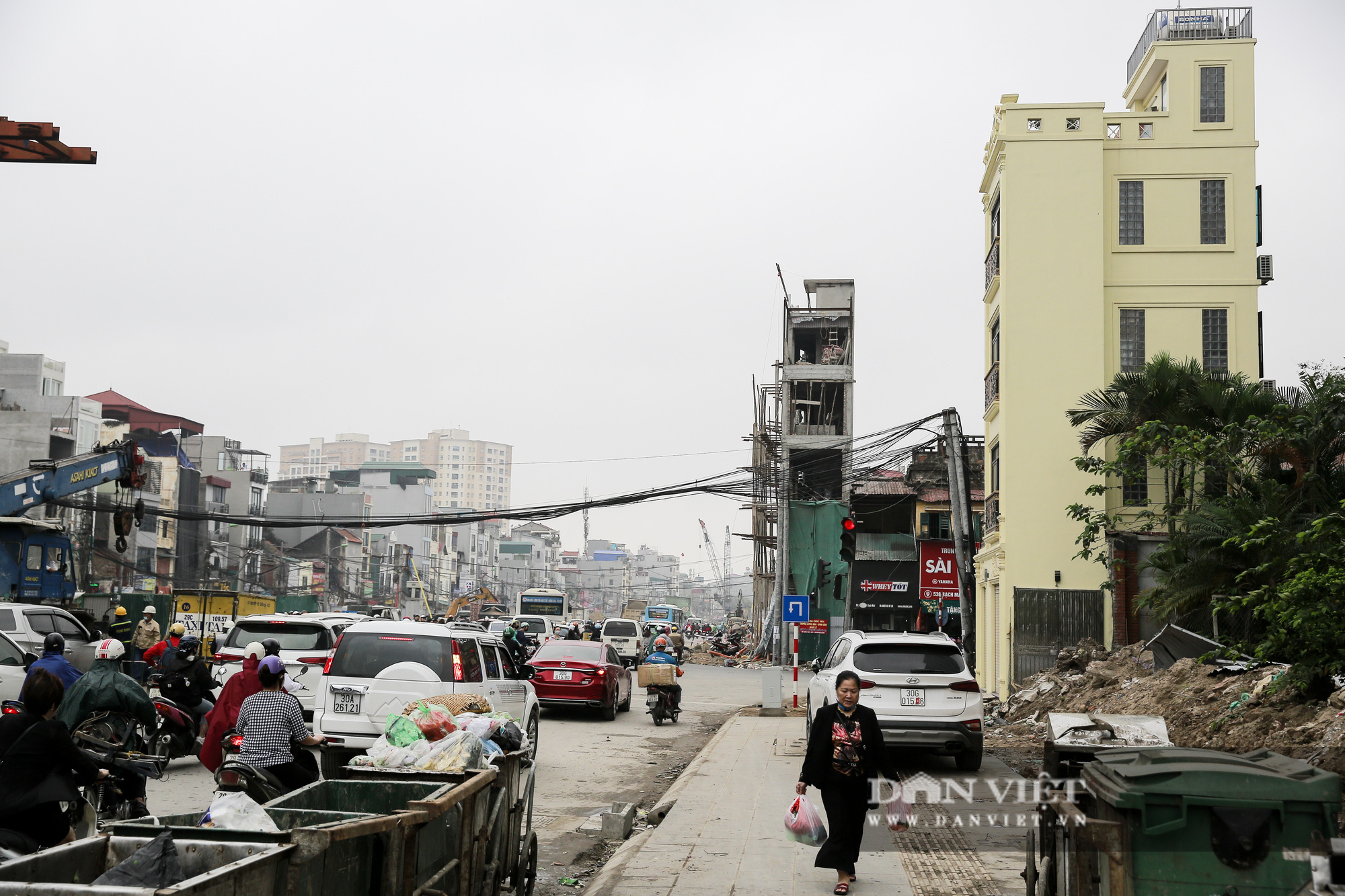 Hà Nội: Đường mở rộng tới đâu, nhà kỳ dị xuất hiện tới đó - Ảnh 1.