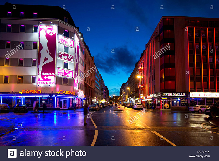 Đức: “Khu đèn đỏ” nơi sập tiệm, nơi như “thị trấn ma” - Ảnh 4.