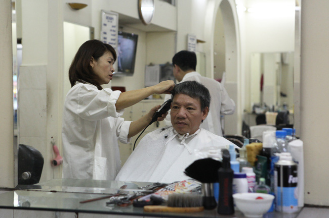 Những hình ảnh khó quên về cửa hàng cắt tóc mậu dịch cuối cùng của Hà Nội - Ảnh 11.