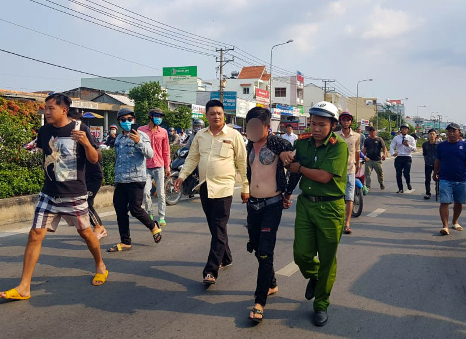 CSGT truy bắt tài xế ô tô xăm trổ điên cuồng tháo chạy, cố thủ trong xe &quot;múa&quot; dao thách thức - Ảnh 3.