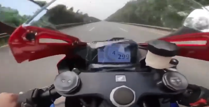 Chạy 299 km/h trên đại lộ Thăng Long, chủ xe môtô bị phạt bao nhiêu? - Ảnh 1.