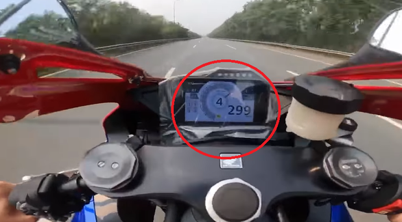 Quái xế phóng mô tô “tốc độ bàn thờ” 299km/h trên đại lộ Thăng Long nhanh chóng bị lộ diện - Ảnh 2.