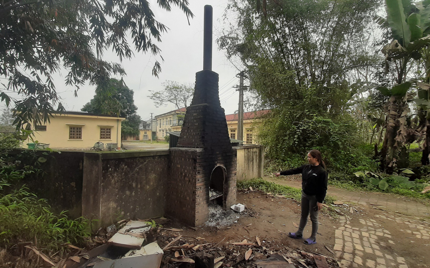 Yên Bái: Đốt rác thải y tế thủ công ngay cạnh khu dân cư, mùi hôi thối dân không chịu nổi