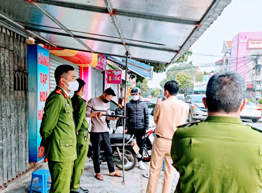 Hải Dương: Huyện Cẩm Giàng xử phạt gần 900 trường hợp vi phạm công tác phòng chống dịch Covid-19 - Ảnh 1.