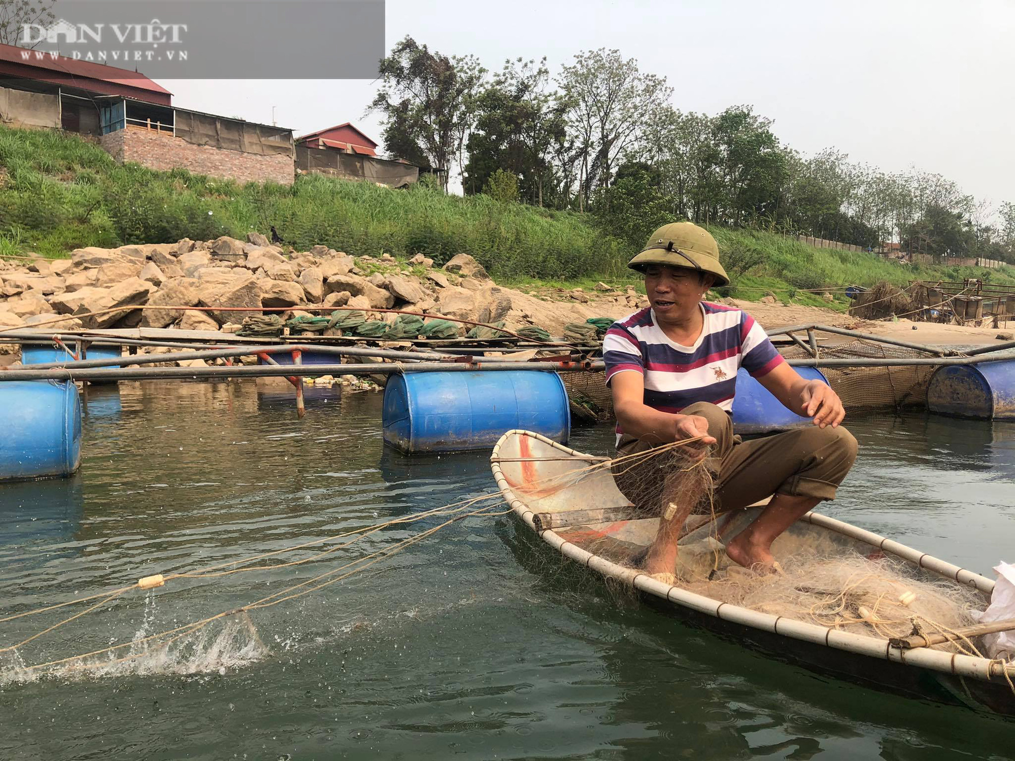&quot;Kỹ nghệ&quot; săn loài cá da trơn trên sông Đà, mỗi ngày người dân kiếm triệu đồng ngon ơ - Ảnh 1.