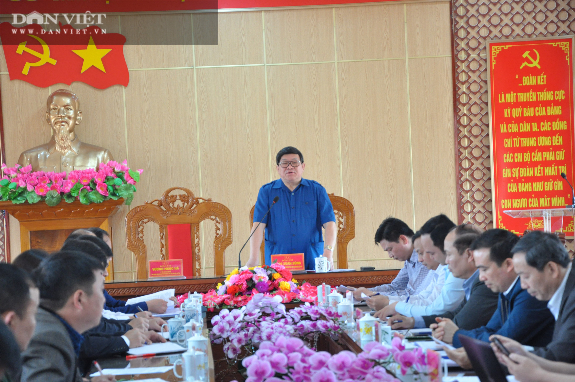 Chủ tịch Hội Nông dân Việt Nam ấn tượng với phong trào&quot;người cõng cỏ, bò cõng người&quot; ở huyện nhiều đá nhất cả nước - Ảnh 1.