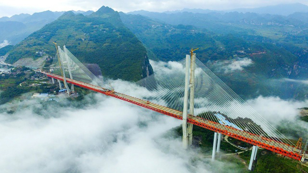 Choáng ngợp vẻ đẹp của cây cầu cao nhất thế giới tại Trung Quốc - Ảnh 1.