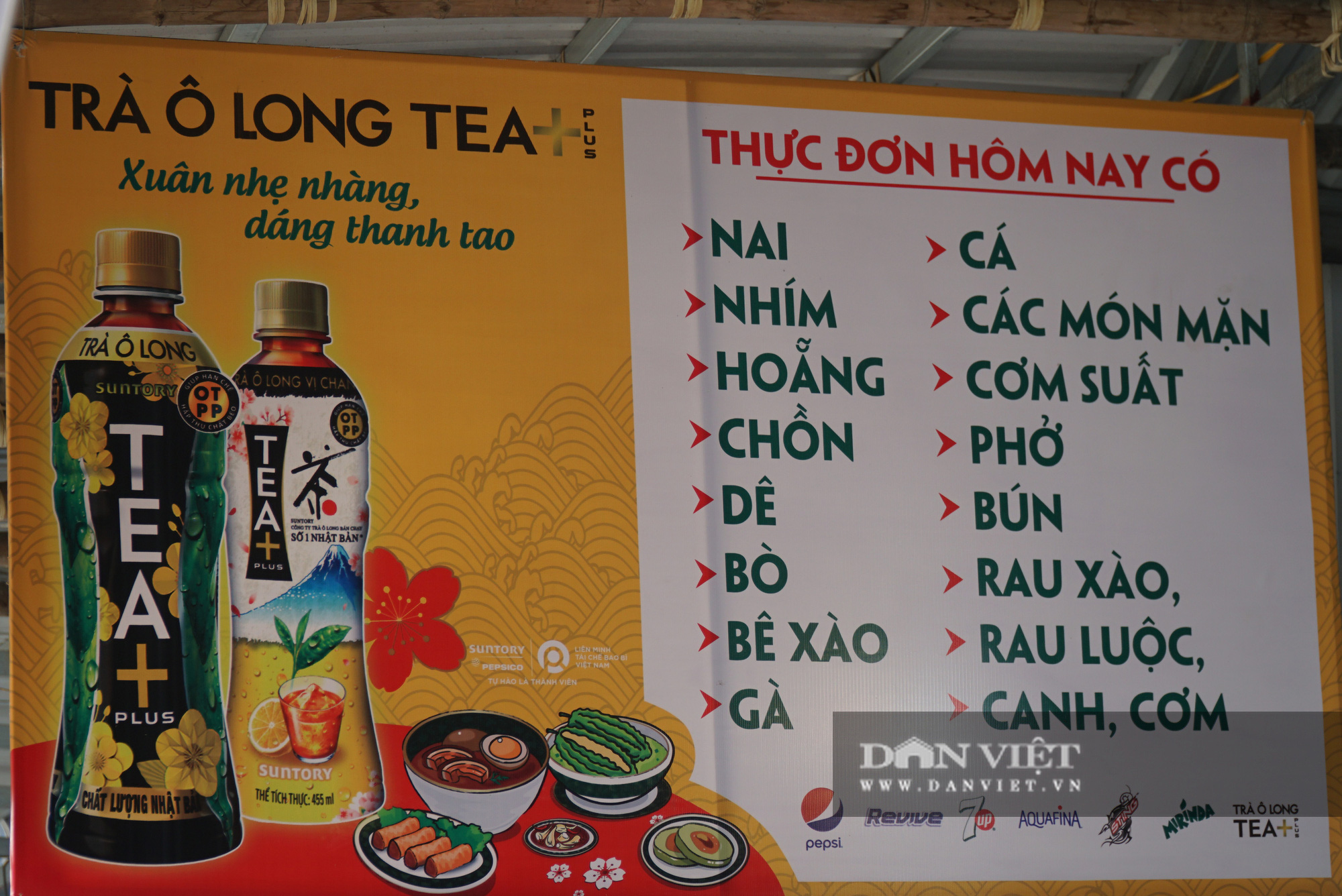 Nhiều loại &quot;thực phẩm lạ&quot;, gây phản cảm được bày bán tại chùa Hương - Ảnh 3.