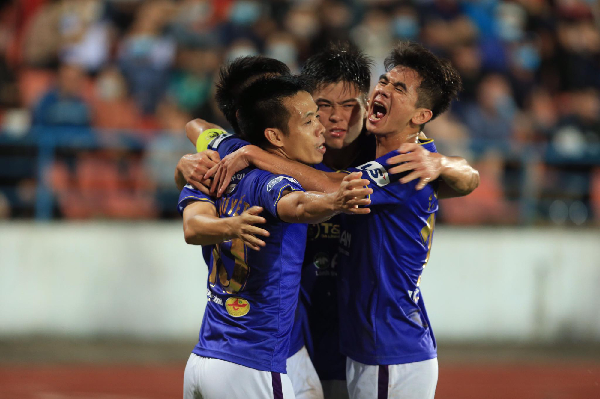 Hà Nội FC ăn mừng đầy phấn khích sau bàn mở tỷ số của Hùng Dũng cuối hiệp 1. Ảnh: Đức Cường