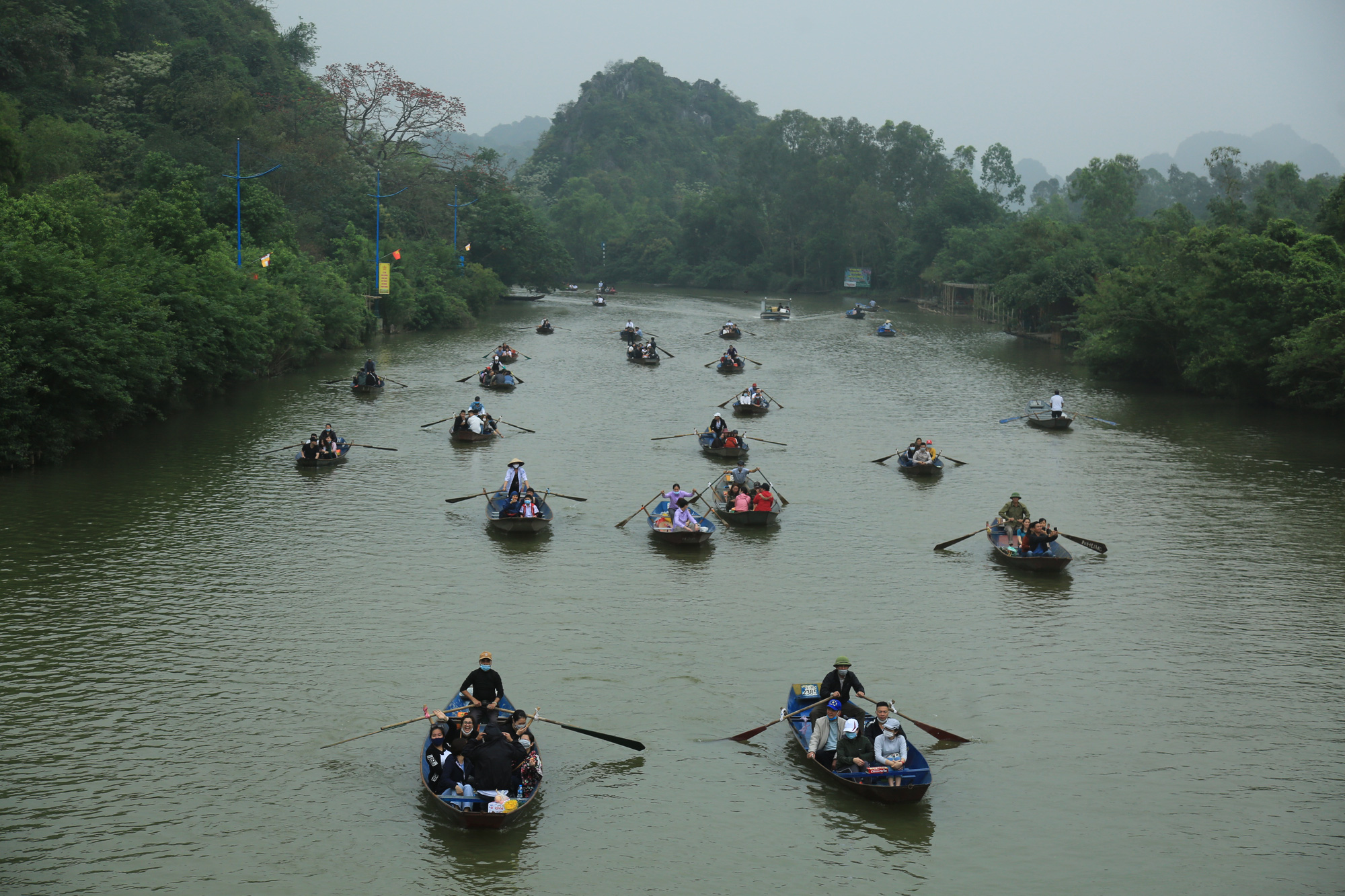 Du khách vô tư &quot;sát phạt&quot;, đánh bài ăn tiền khi đi trẩy hội chùa Hương  - Ảnh 1.