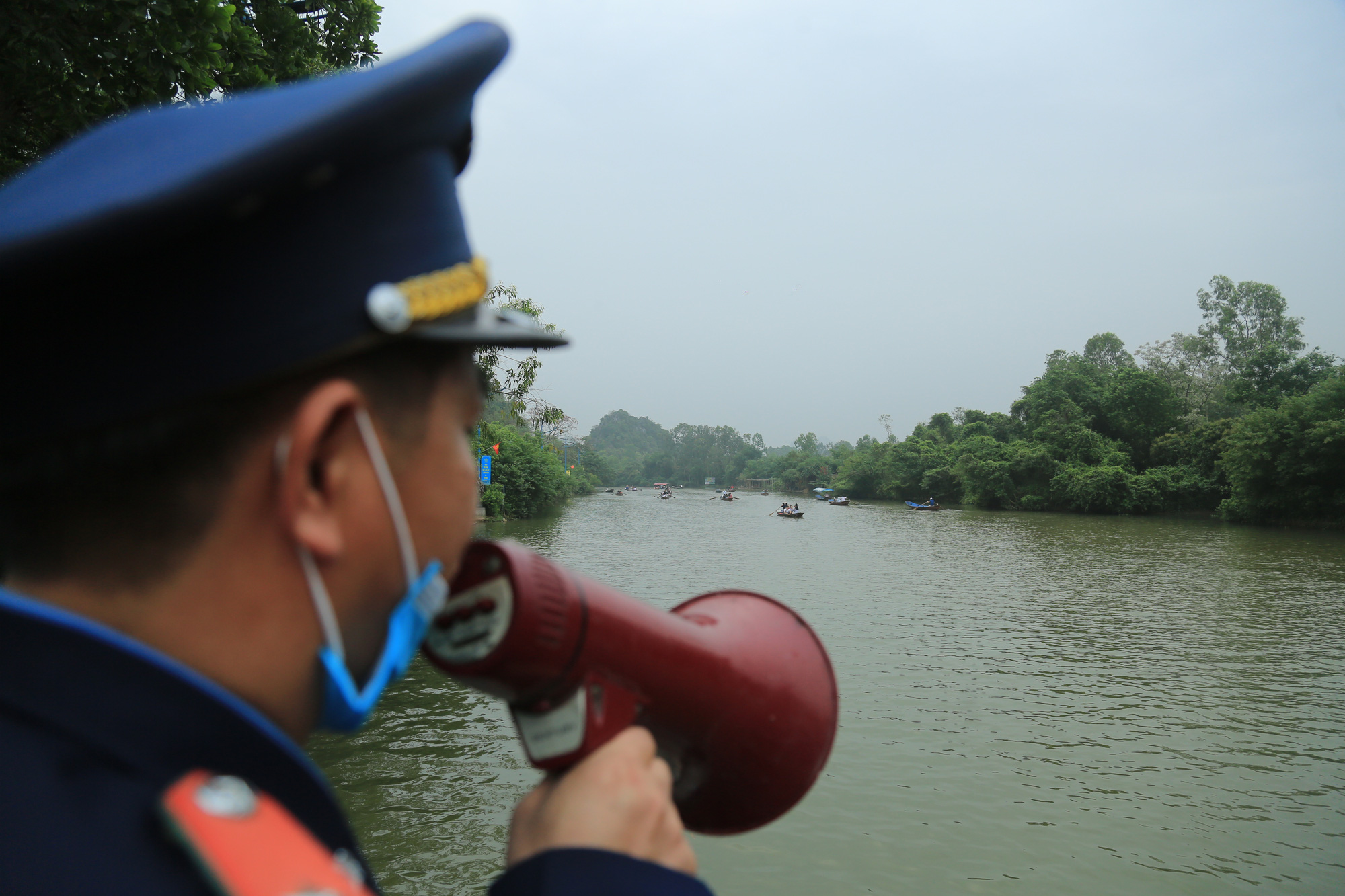 Du khách vô tư &quot;sát phạt&quot;, đánh bài ăn tiền khi đi trẩy hội chùa Hương  - Ảnh 2.