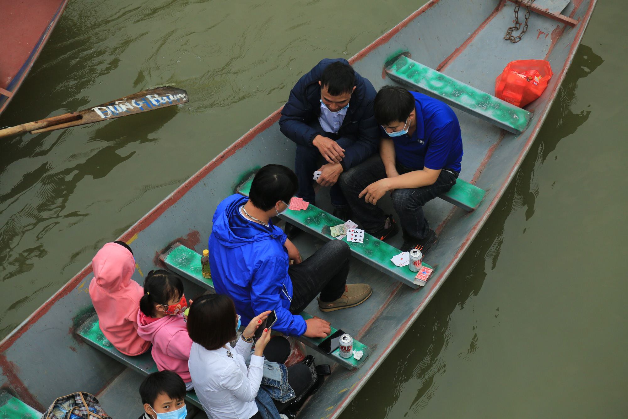 Du khách vô tư &quot;sát phạt&quot;, đánh bài ăn tiền khi đi trẩy hội chùa Hương  - Ảnh 6.