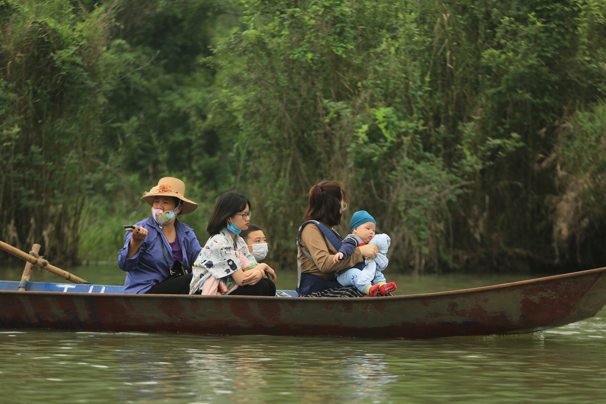 Du khách vô tư &quot;sát phạt&quot;, đánh bài ăn tiền khi đi trẩy hội chùa Hương  - Ảnh 3.