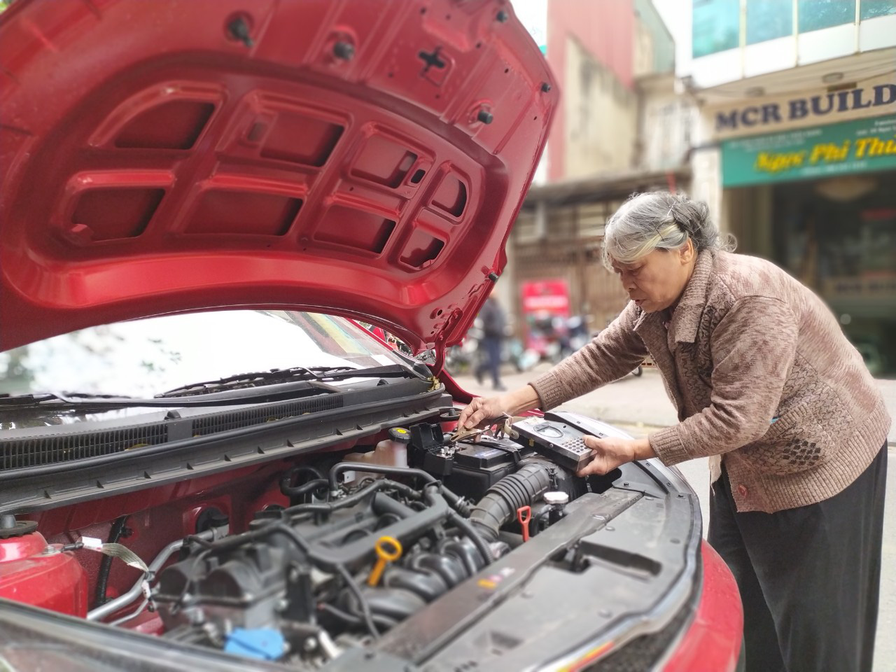 Chuyện về bà lão kỳ dị ở Hà Nội, hơn 50 năm tay cầm cờ lê, nằm gầm ô tô - Ảnh 3.