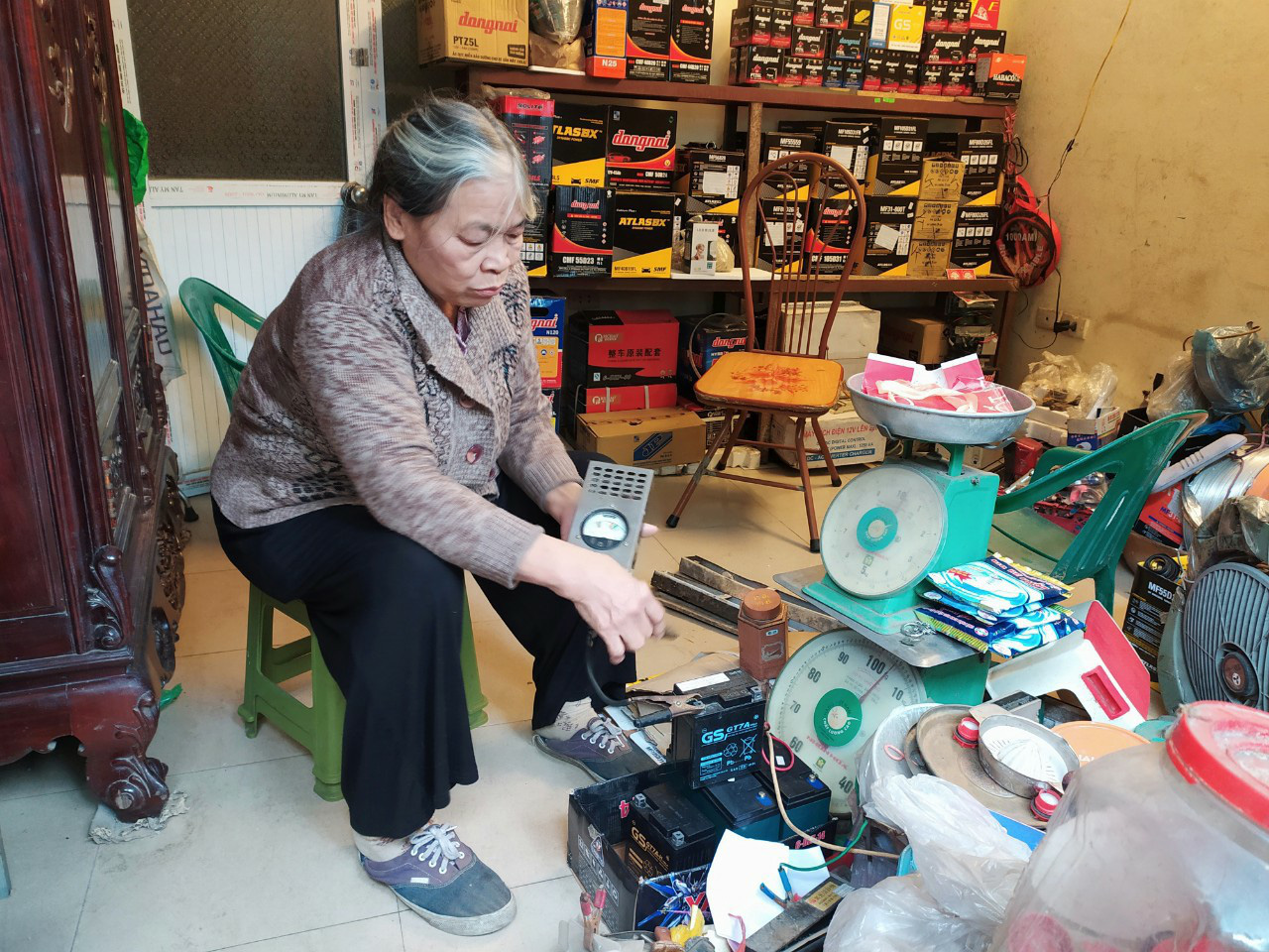 Chuyện về bà lão kỳ dị ở Hà Nội, hơn 50 năm tay cầm cờ lê, nằm gầm ô tô - Ảnh 2.