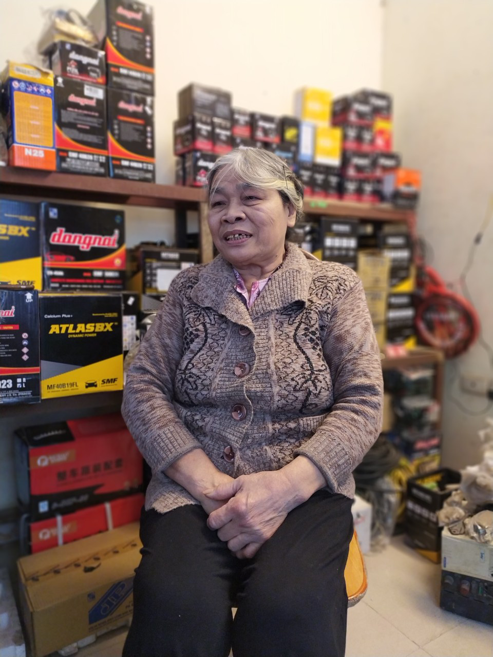 Chuyện về bà lão kỳ dị ở Hà Nội, hơn 50 năm tay cầm cờ lê, nằm gầm ô tô - Ảnh 4.