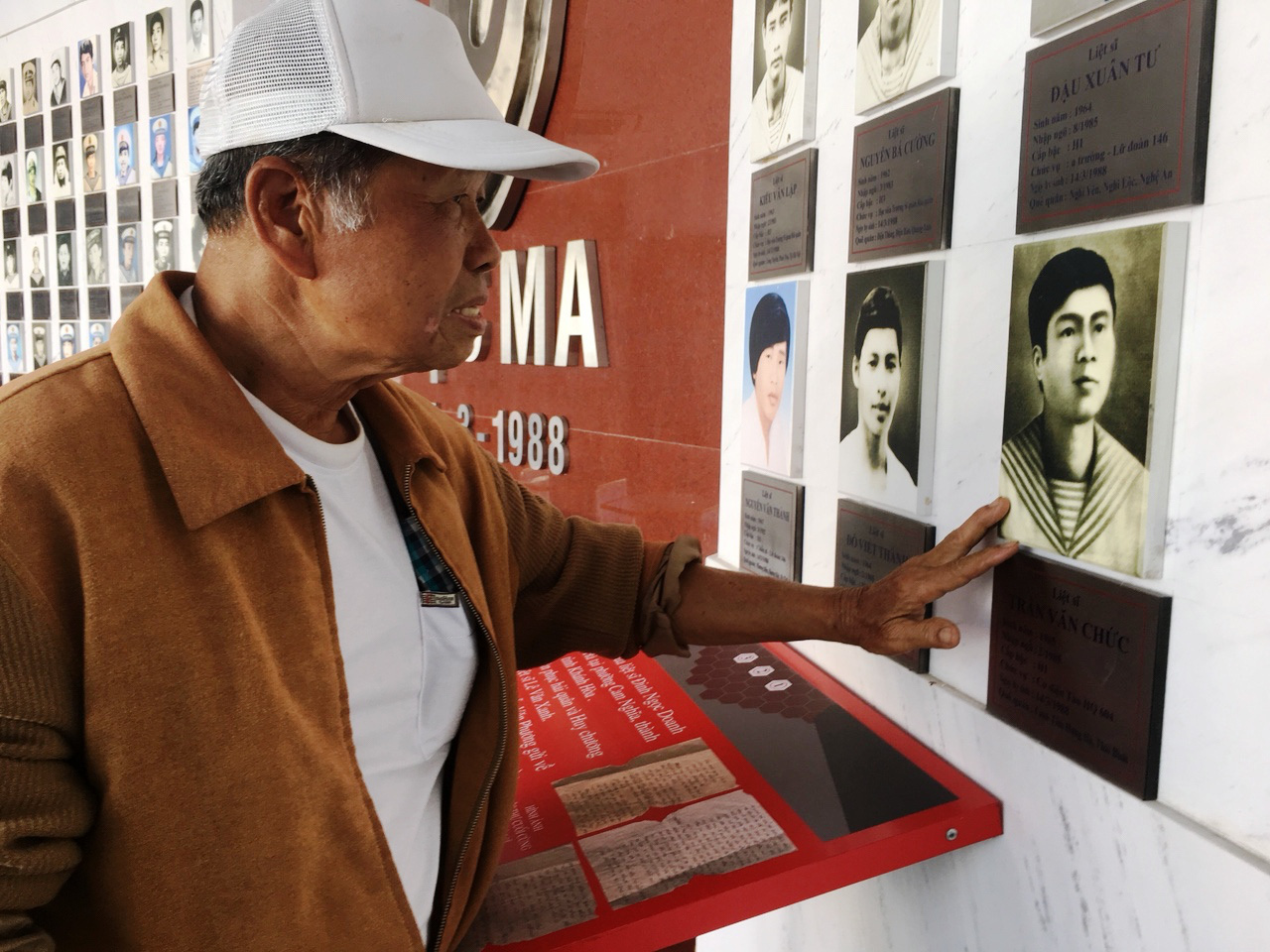 Khánh Hòa: Dâng hương tưởng nhớ 64 chiến sĩ hy sinh tại đảo Gạc Ma - Ảnh 4.