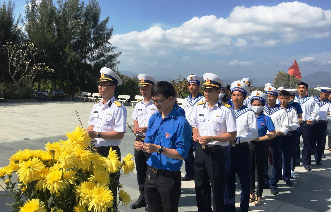 Khánh Hòa: Dâng hương tưởng nhớ 64 chiến sĩ hy sinh tại đảo Gạc Ma - Ảnh 2.