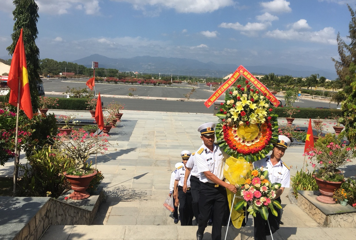 Khánh Hòa: Dâng hương tưởng nhớ 64 chiến sĩ hy sinh tại đảo Gạc Ma - Ảnh 6.