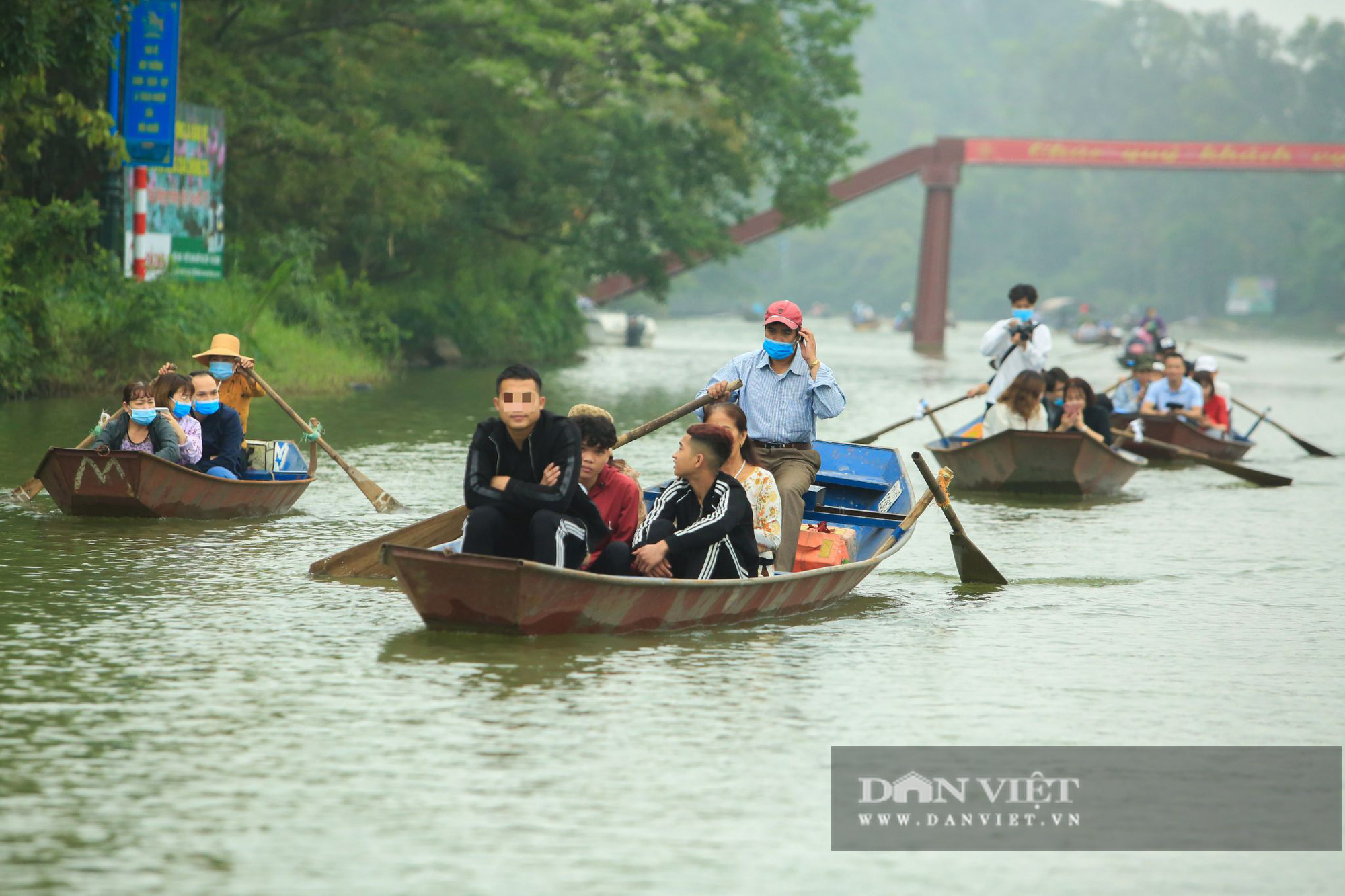 Phất lờ lời nhắc nhở người dân vẫn không đeo khẩu trang khi đến chùa Hương - Ảnh 6.