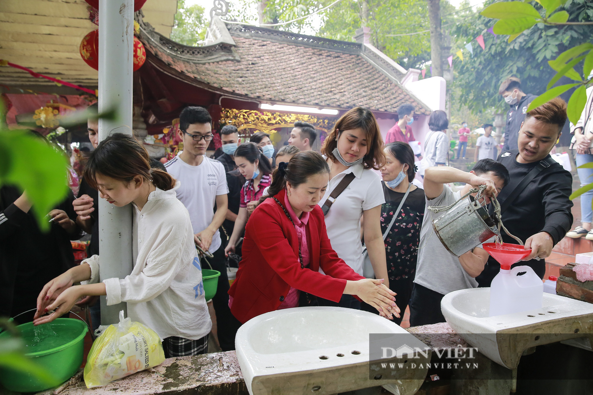 Hốt bạc nhờ nghề bán can đựng nước “thánh”  - Ảnh 8.