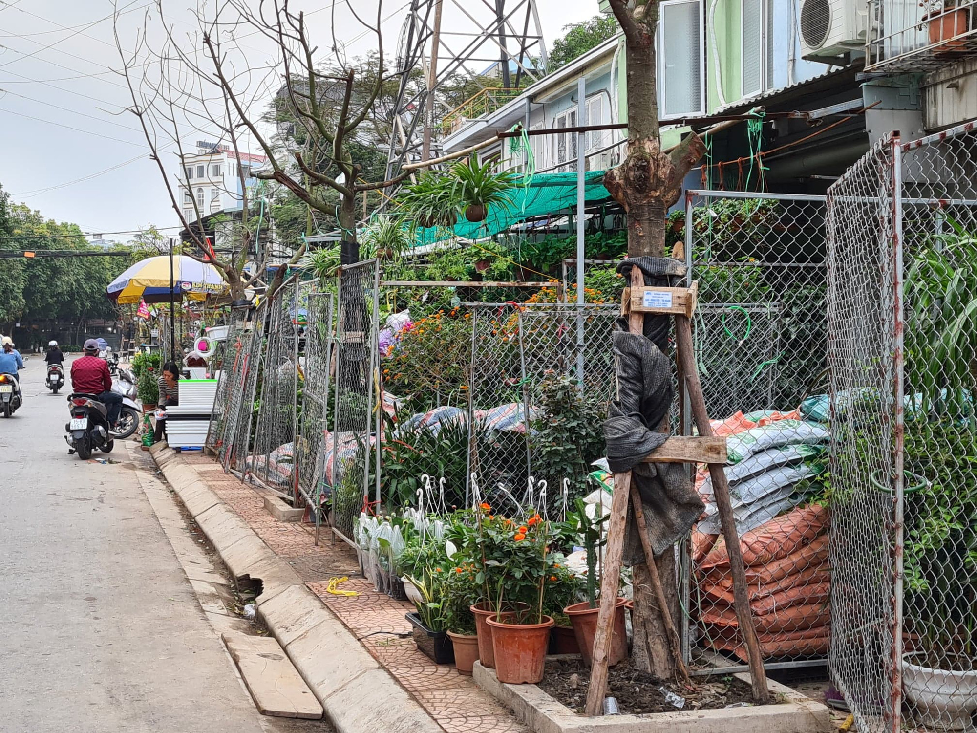 Quây vỉa hè: Quây vỉa hè sẽ giúp cho không gian vỉa hè của bạn trở nên gọn gàng, an toàn và đẹp mắt hơn. Với chất liệu bền và thiết kế hiện đại, quây vỉa hè sẽ là sự lựa chọn tuyệt vời cho không gian sống của bạn.