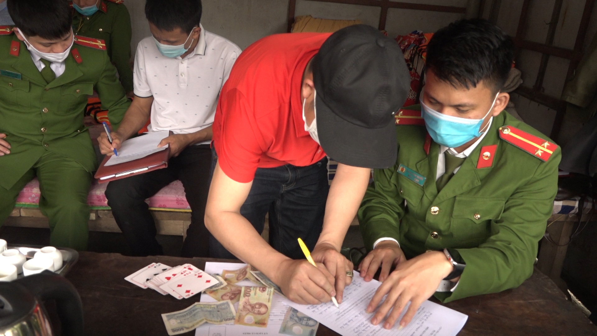 Xử phạt du khách không đeo khẩu trang, tổ chức đánh bạc khi vãn cảnh chùa Hương   - Ảnh 5.