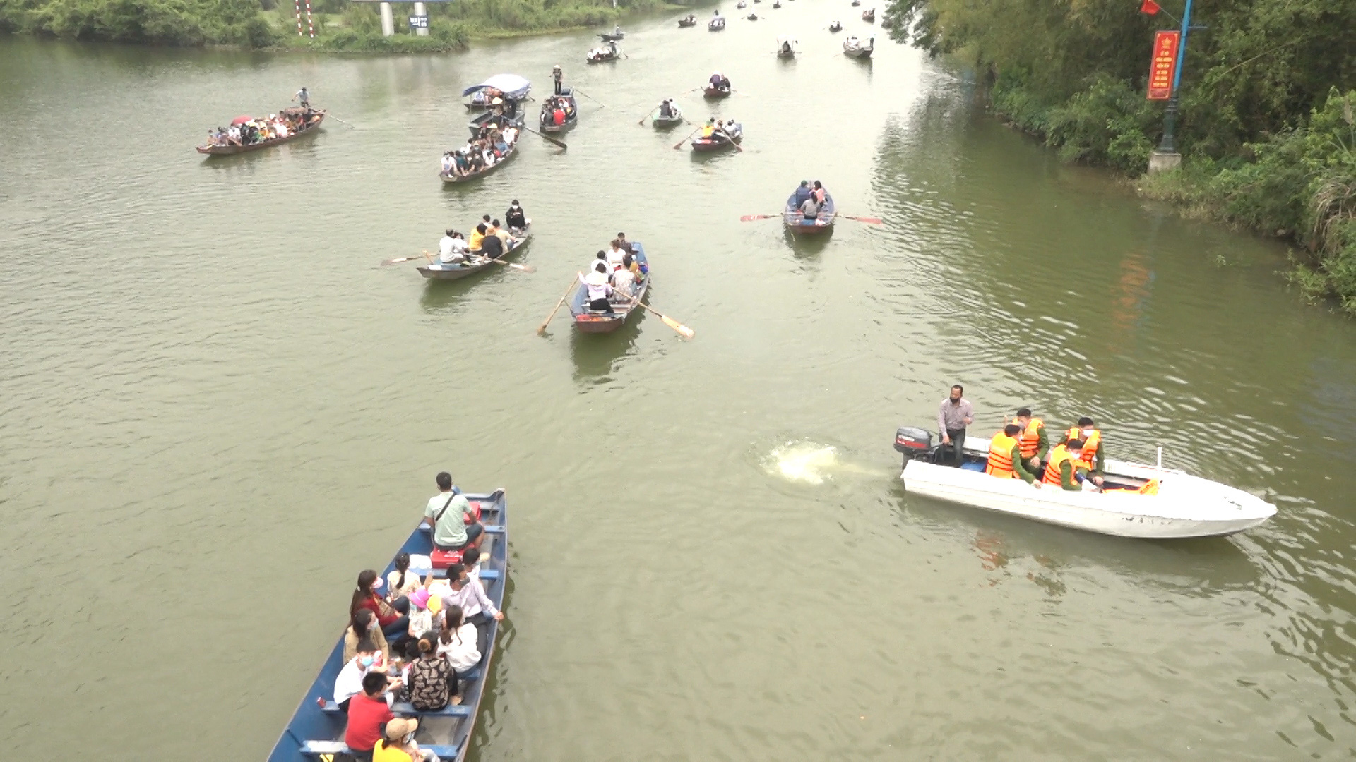 Xử phạt du khách không đeo khẩu trang, tổ chức đánh bạc khi vãn cảnh chùa Hương   - Ảnh 1.