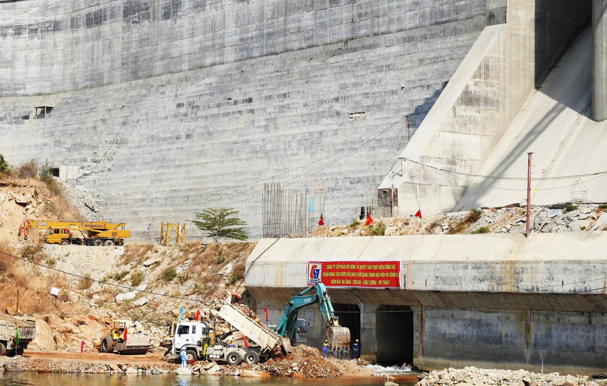 Ninh Thuận: Chặn dòng, tích nước cho hệ thống thủy lợi Tân Mỹ  - Ảnh 2.