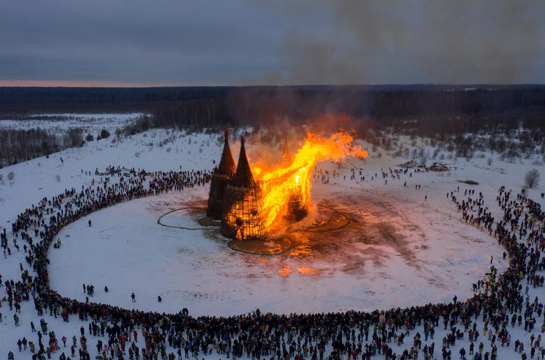 Đốt lâu đài cỏ để tiễn mùa đông tại Nga - Ảnh 1.
