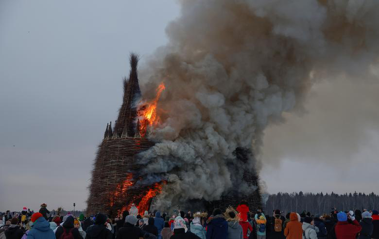 Đốt lâu đài cỏ để tiễn mùa đông tại Nga - Ảnh 2.
