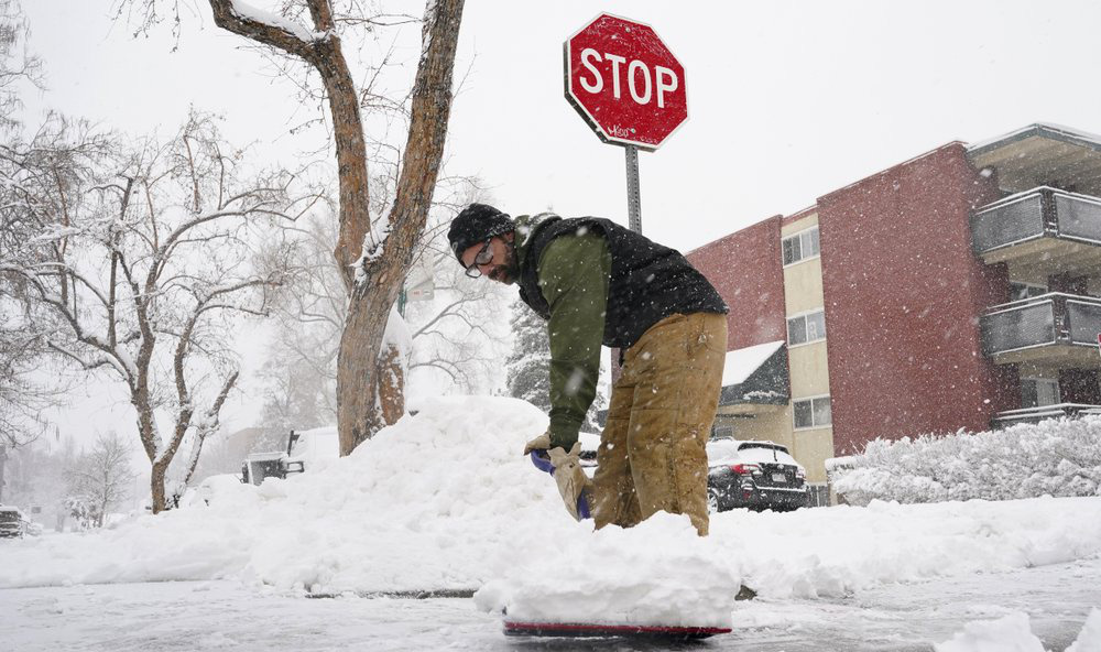 Một phần nước Mỹ lại tê liệt vì tuyết rơi, có nơi dày tới 61 cm - Ảnh 7.