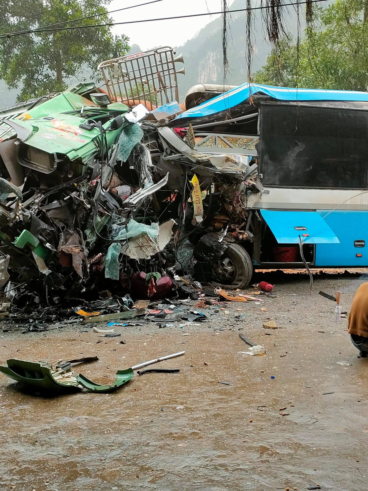 Xót xa cảnh người thân gào thét trong vụ xe khách đấu đầu xe tải khiến 3 người chết ở Hòa Bình - Ảnh 2.