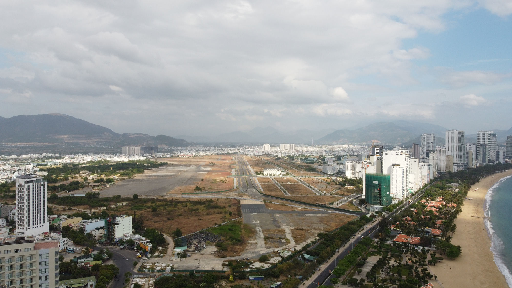 Toàn cảnh khu đất sân bay Nha Trang cũ chuẩn bị đấu giá - Ảnh 2.