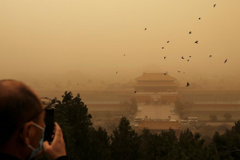 Ảnh: Bão cát phủ mịt trời Trung Quốc - Ảnh 9.