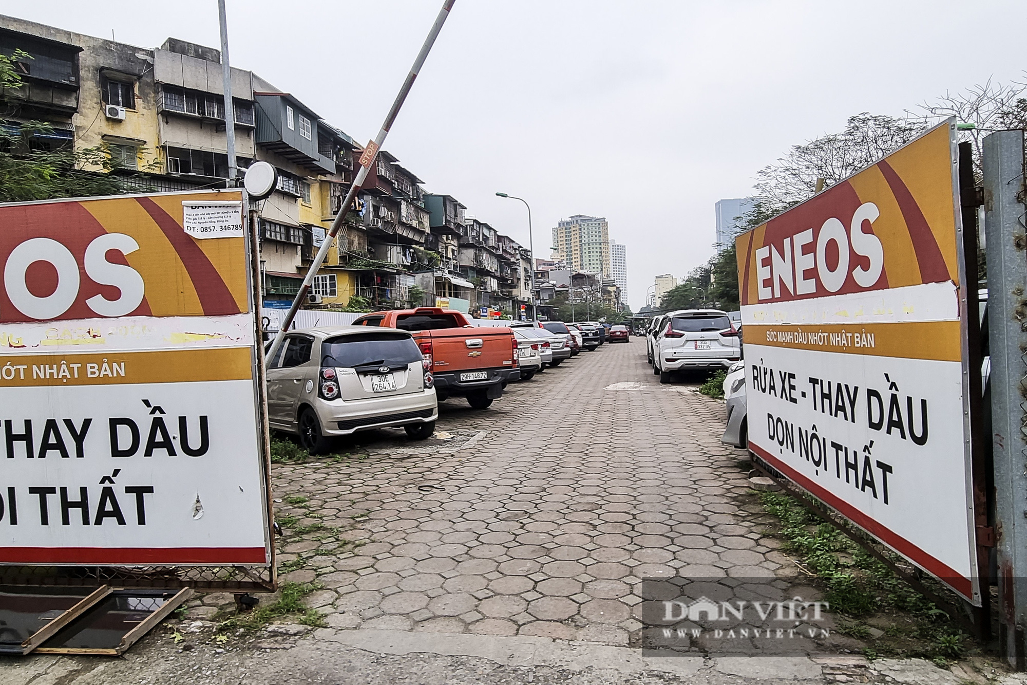 Hàng loạt không gian công cộng tại Hà Nội bị lấn chiếm để kinh doanh - Ảnh 1.