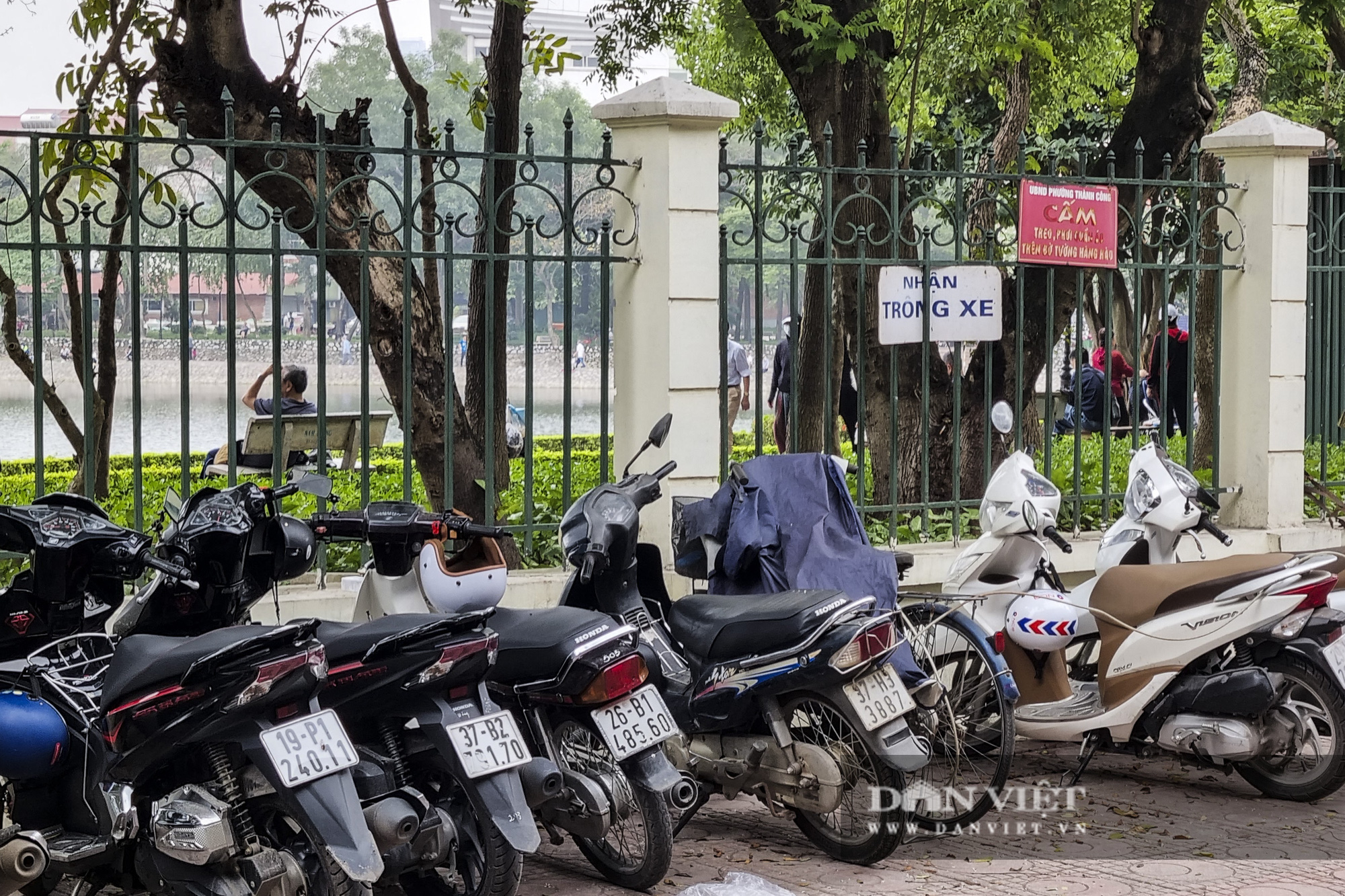 Hàng loạt không gian công cộng tại Hà Nội bị lấn chiếm để kinh doanh - Ảnh 4.