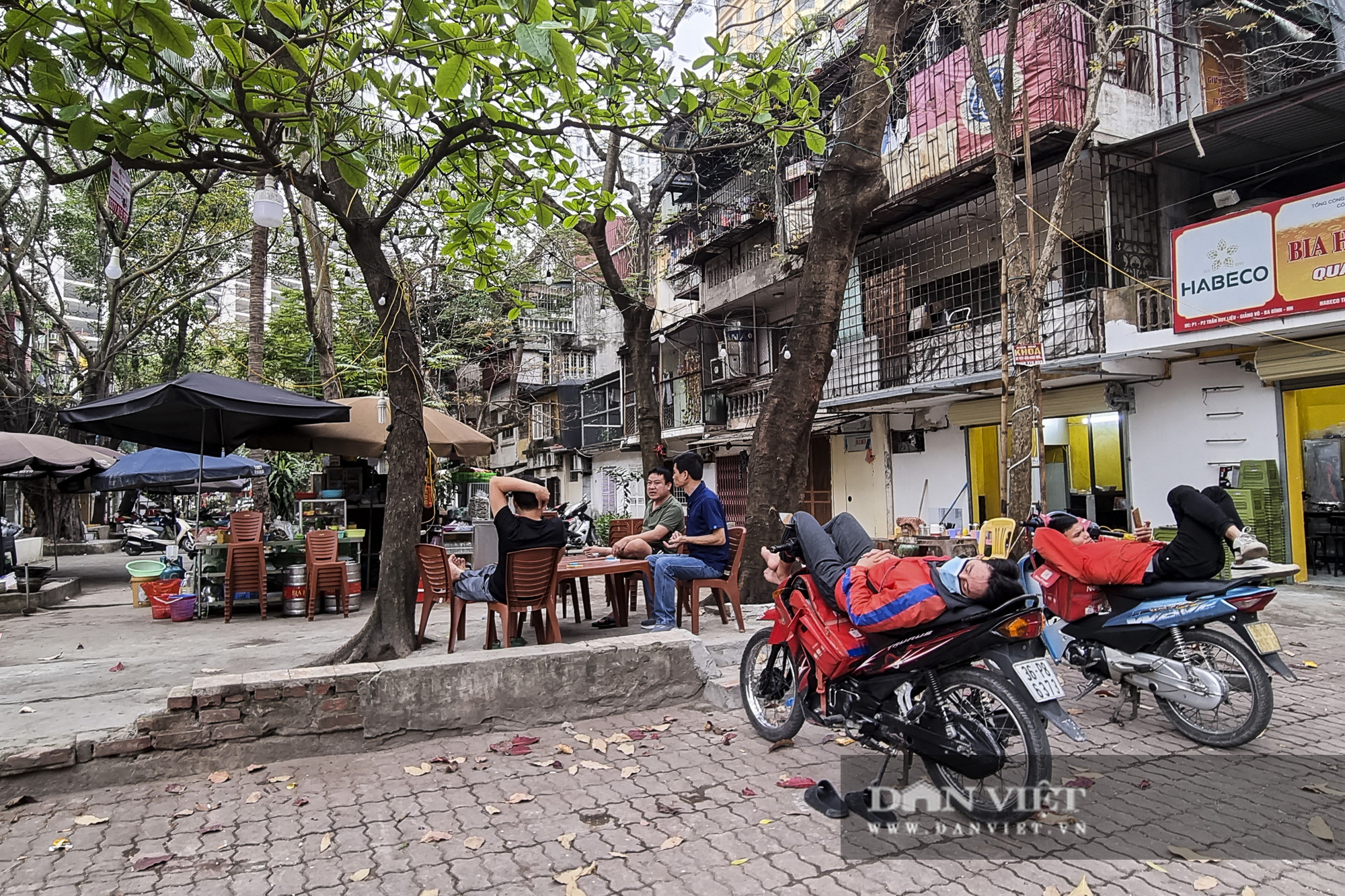 Hàng loạt không gian công cộng tại Hà Nội bị lấn chiếm để kinh doanh - Ảnh 8.