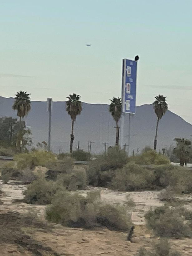 UFO bí ẩn 'cỡ xe tải' bay lượn trên bầu trời hơn 1 giờ ở sa mạc Arizona - Ảnh 2.