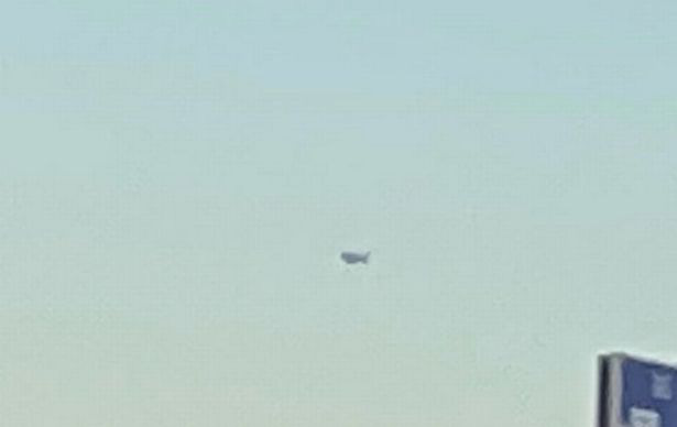 UFO bí ẩn 'cỡ xe tải' bay lượn trên bầu trời hơn 1 giờ ở sa mạc Arizona - Ảnh 1.