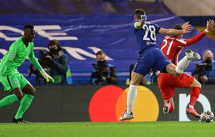 Azpilicueta có tác động khiến Carrasco ngã trong vòng cấm