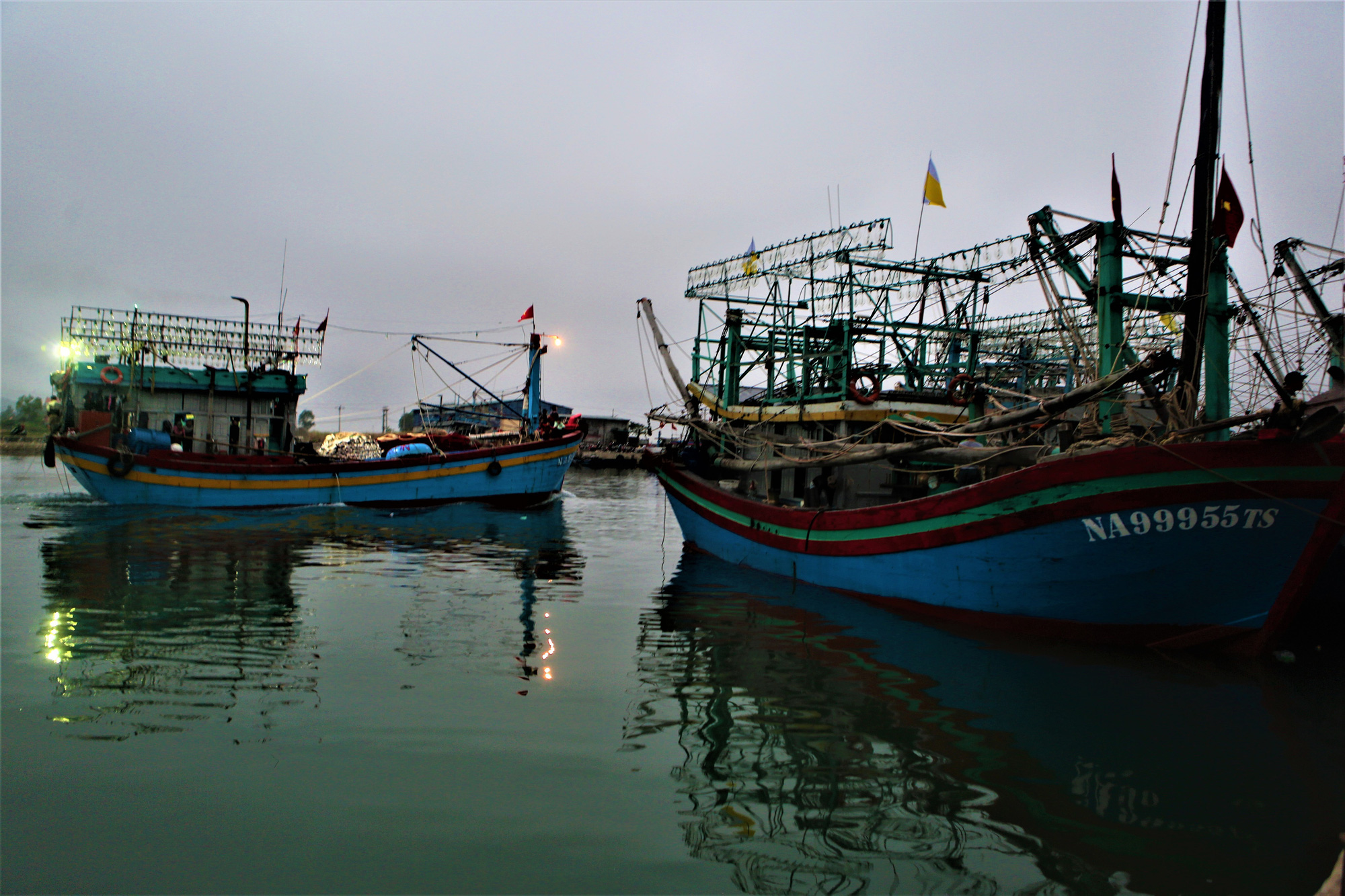 Ra khơi vài ba tiếng, ngư dân Quỳnh Nghĩa đem về cá, tôm cua, mực,... đầy ắp ằm ặp các thuyền thu cả triệu đồng - Ảnh 12.