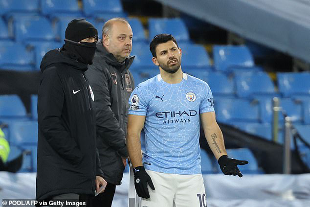 Aguero không hài lòng khi liên tục phải ngồi dự bị ở Man City.