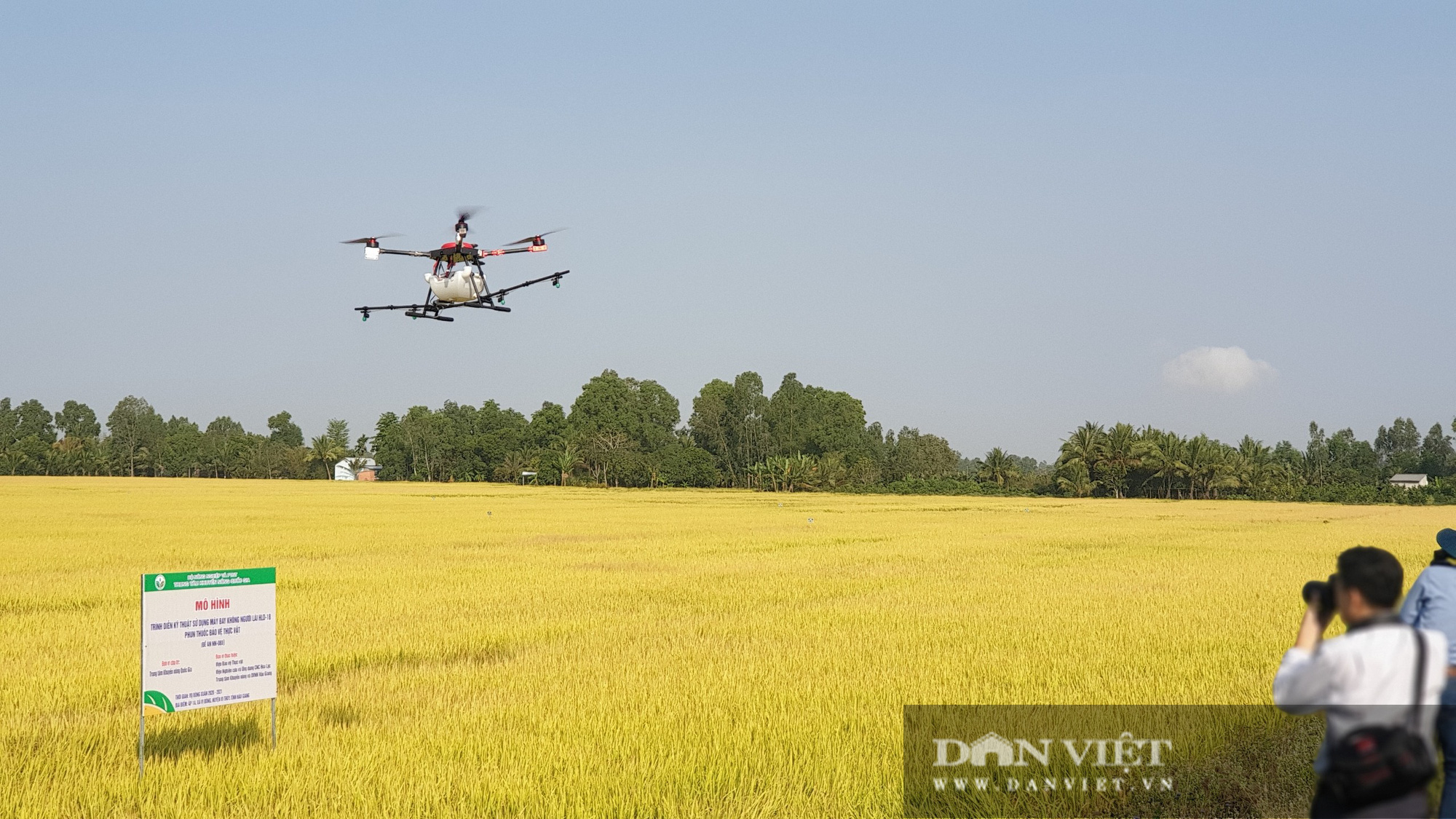 Hậu Giang: Trình diễn sử dụng máy bay không người lái HLD-18 phun thuốc bảo vệ thực vật trên lúa - Ảnh 3.