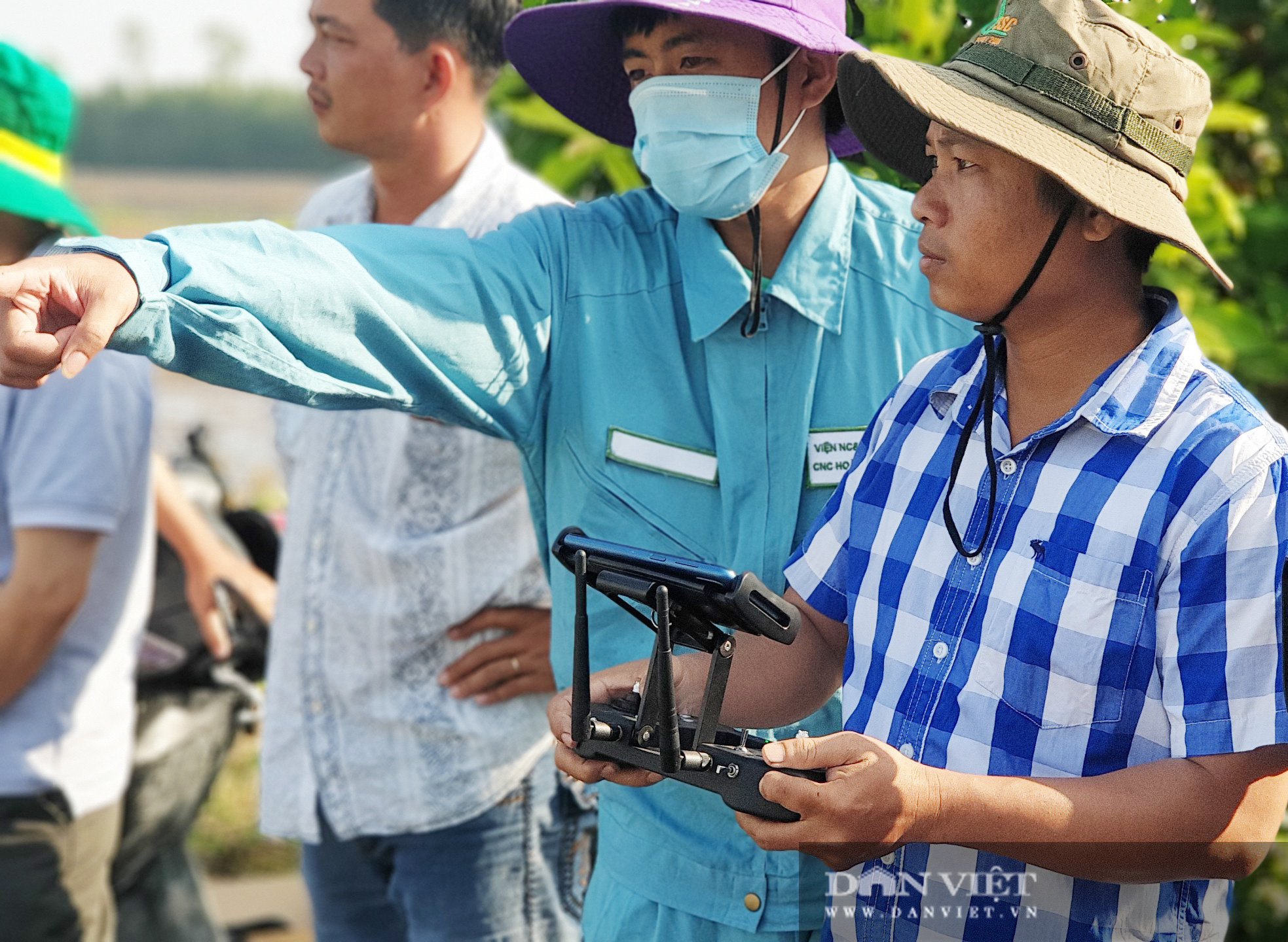 Hậu Giang: Trình diễn sử dụng máy bay không người lái HLD-18 phun thuốc bảo vệ thực vật trên lúa - Ảnh 4.