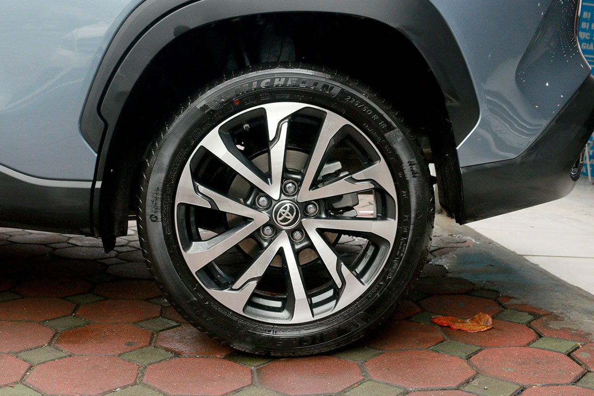 Toyota Corolla Cross 1.8V- Oto.com.vn.