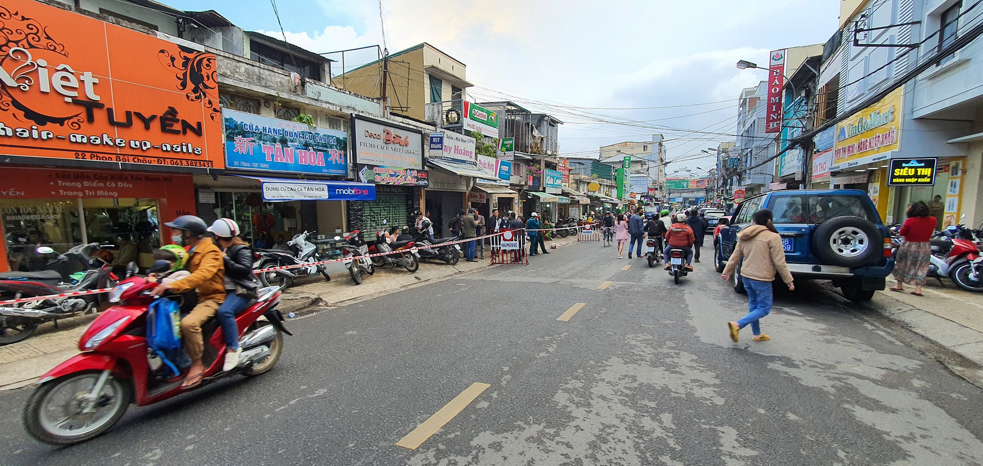 Sự cố sụt lún trên đường Phan Bội Châu (Đà Lạt): Bố trí lực lượng ứng trực 24/24 - Ảnh 1.